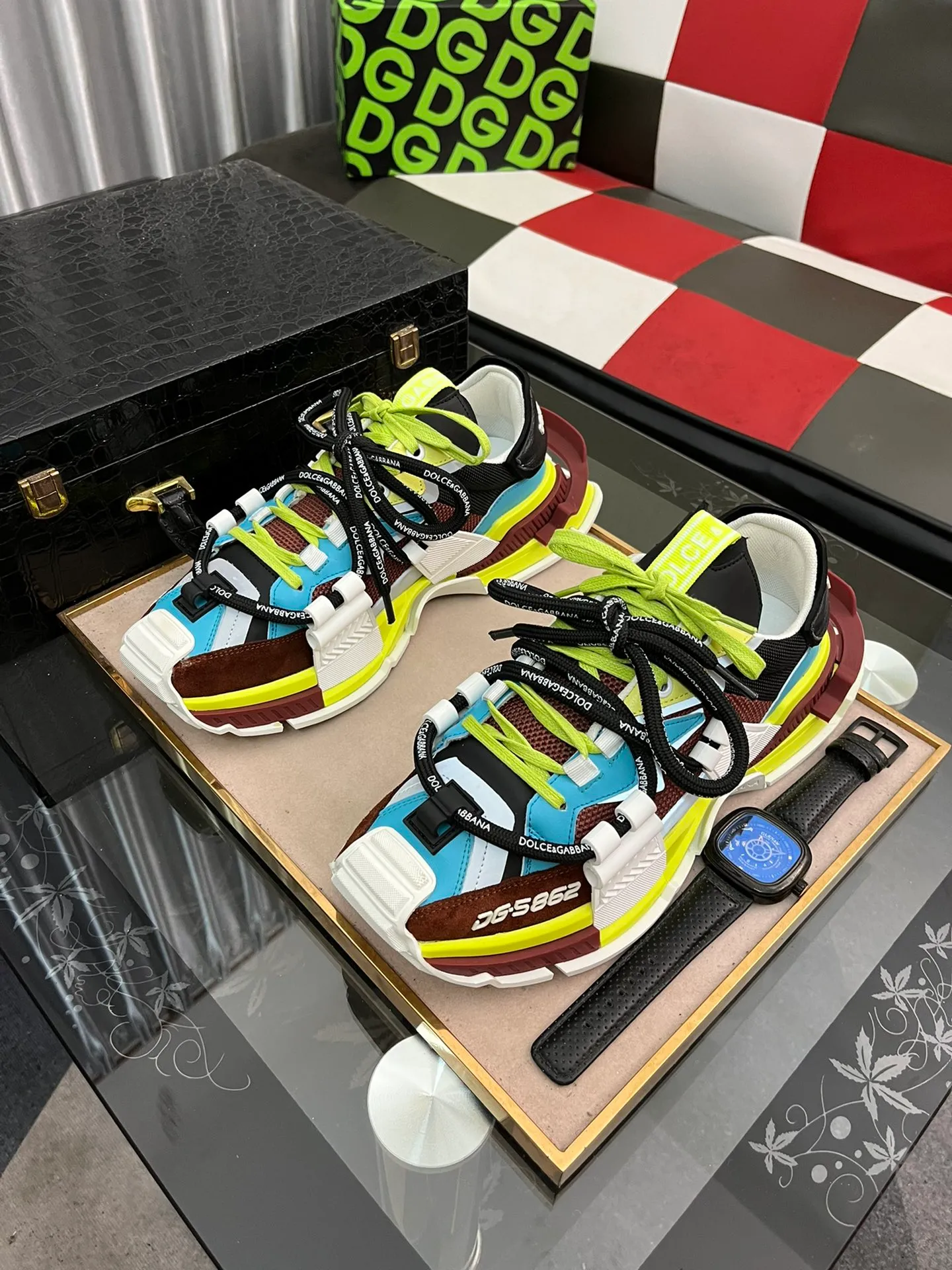 Ex-factory price 680⌚️⌚️Dolce&Gabbana Dolce & Gabbana space series D&G dad shoes, casual sports shoes for couples, original purchase, development and production. The DG TOGETHER series is designed with the new generation of young people, the source of inspiration from the brand DNA’s modern perspective, as the starting point for design. Brand new Space calfskin and suede leather sneakers, embellished with technical fabric details, 3M reflective leather splicing, integrating the iconic elements of the brand's two major series: the cool silhouette of the Daymaster series and the smart temperament of the NS1 series. Exquisitely packaged at the delivery counter🛍📦 ▪️ Fabric: Original customized cowhide + technical mesh ▪️ Lining: imported terry velvet ▪️ Sole: original molded multi-material combination ▪️ Bottom thickness: 5CM ▪️ Size: Women's 35-40 / Men's 38-46